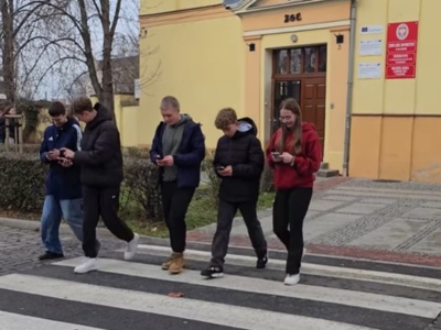 Bezpieczna droga zaczyna się od odpowiedzialności. Policja przypomina o prawach i obowiązkach pieszych oraz kierowców