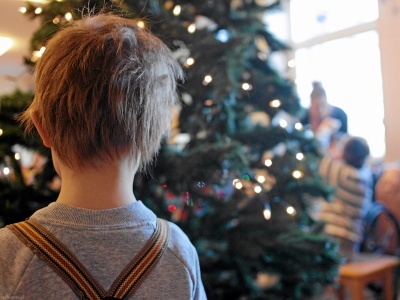 Wielu rodziców ubiera z dziećmi choinki już na początku grudnia. Popełniają błąd. 