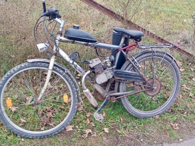 Policja zatrzymała mężczyznę jadącego rowerem z silnikiem doczepnym. Mamy wątpliwości co do podstawy prawnej