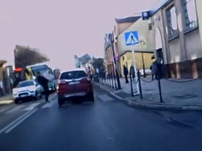 Honda przeleciała mu przed nogami na pasach! O krok od tragedii na Grunwaldzkiej