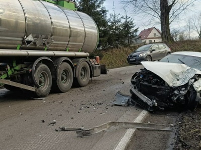 Zderzenie osobówki z cysterną. Wieprz