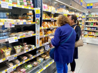 Gwałtowny spadek inflacji w UK. Dzięki niższym cenom żywności