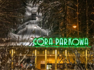 86-letnim wagonem na szczyt. Retro-atrakcja w uzdrowisku turystycznym hitem zimy