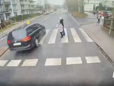 Zielona Góra. Kierująca 67-latka mogła zabić matkę z dzieckiem na pasach, jest nagranie (FILM)