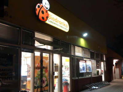 Związki krytykują wydłużone godziny pracy Biedronki przed świętami. Sklepy czynne nawet do 1 w nocy