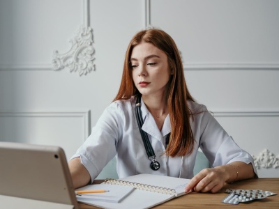 Sztuczna inteligencja w POZ wyprzedza regulacje. Eksperci ostrzegają przed ryzykiem dla pacjentów