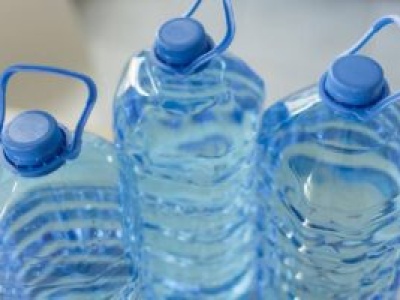 Woda źródlana to oszustwo? Eksperci ujawniają prawdę o składzie i cenach butelek