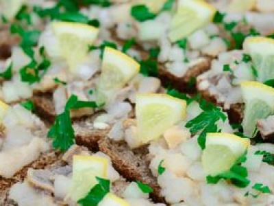 Podałem na wigilijną przystawkę. Śledź z nutką latino w tej wersji zachwycił wszystkich