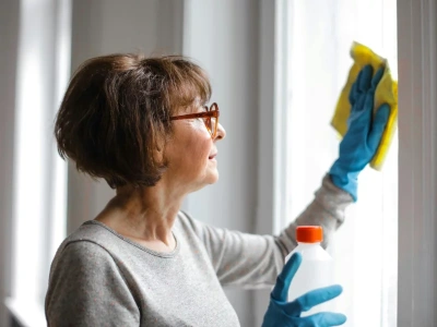 Dlaczego warto pocierać szybę rajstopami? Babcia to robiła, jej okna lśniły