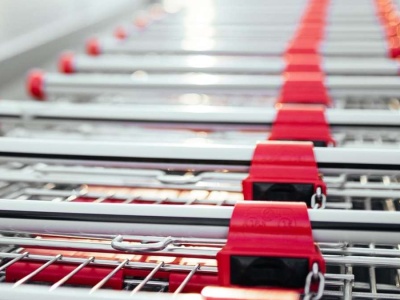 Sklepy tracą klientów. Nowa moda zakupowa robi furorę w Polsce