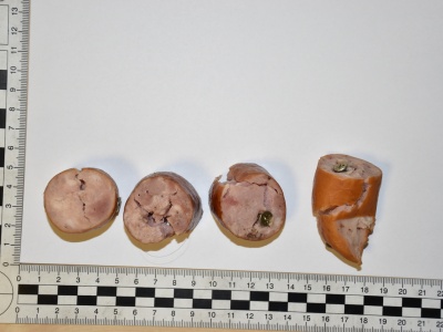 Rozrzucał kiełbasę z metalowymi elementami. Sprawa trafi do sądu