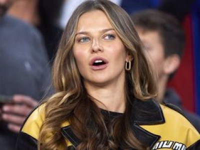 Wskoczyła w zmysłową mini. Strzał w dziesiątkę