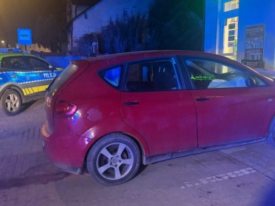 Pijany 18-latek wjechał w budynek sklepu. Nastolatek nie posiadał uprawnień, a w aucie jechało więcej osób niż powinno