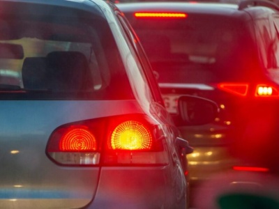 Samochody spalinowe zostają w grze. KE łagodzi przepisy klimatyczne