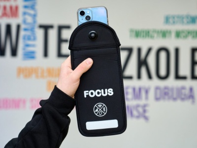 Blokada sygnału, specjalne etui, szafki – wrocławskie szkoły ograniczają używanie smartfonów.