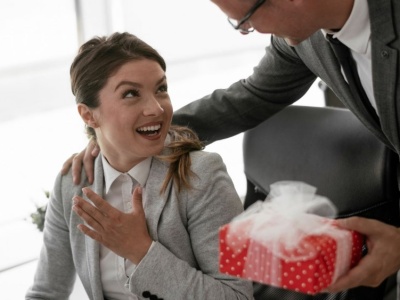 Prezent od szefa na święta. Uważaj, bo może się tym zainteresować skarbówka