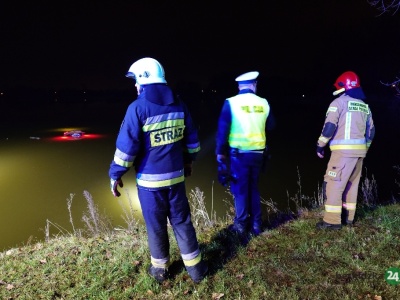 Z ostatniej chwili: Dankowice: Samochód wpadł do stawu. Wszystkie służby w akcji – foto
