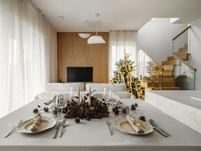 Minimalistyczne mieszkanie w bieli i drewnie. Zero przepychu, maksimum klimatu na święta