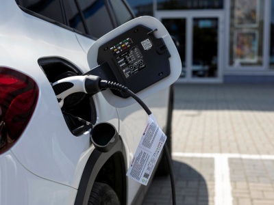 Diesel to przeszłość? Polacy chętniej kupują elektryki. Pierwszy raz w historii. 