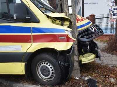 Chwile po odebraniu prawa jazdy i groźna kolizja. Karetka uderzyła w słup w Zawierciu