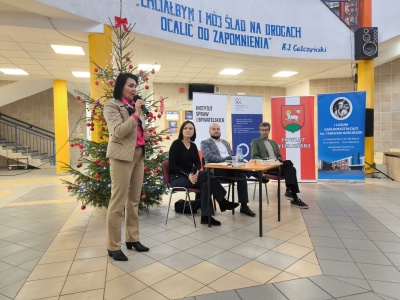 „Fake czy fakt? Jak nie dać się dezinformacji?” –  w I LO w Wieluniu odbyła się debata z ekspertami