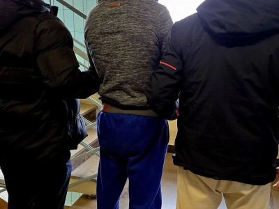 Kradł nawet po zatrzymaniu przez policję. Sklepy szacują straty na 32 tysiące złotych