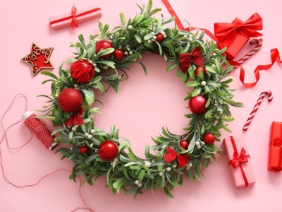 Nie tylko pod sufitem. Zrób te dekoracje z jemioły, a goście nie wyjdą z zachwytu