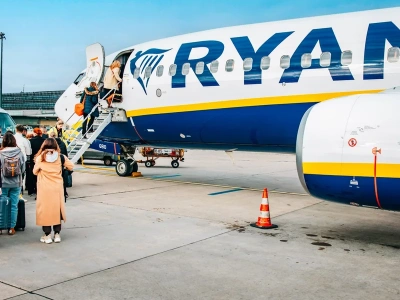 Dodatkowe przedmioty w samolocie. Ryanair pozwala zabrać je bezpłatnie