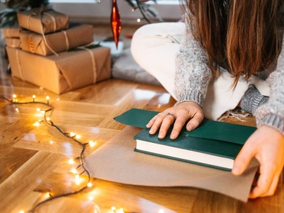 Najciekawsze nowości i sprawdzone klasyki w Allegro. Te książki i planszówki warto sprezentować w święta bliskim