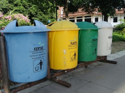 Białe pojemniki na odpady już stoją. Co do niech wrzucać, a czego unikać?