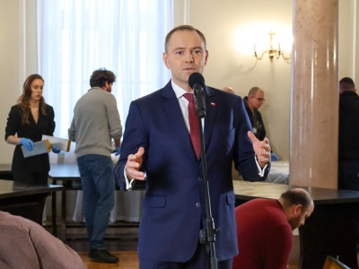 „Dziś w Polsce skończył się postkomunizm”. Karol Nawrocki usunął Okrągły Stół z Pałacu Prezydenckiego