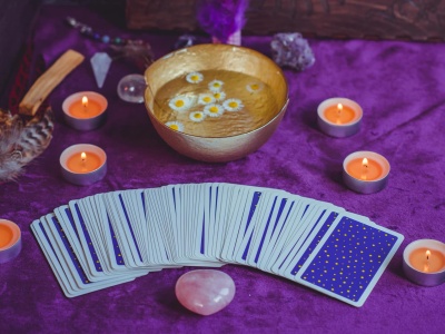 Rzut monetą, algorytm czy tarot? Jak naprawdę podejmujemy decyzje w 2025 roku