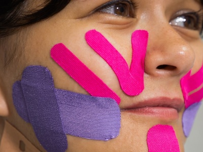 Rodzina się śmiała, póki nie spróbowała. Kinesiotaping działa, sprawdziłam