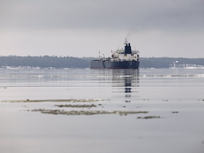 Nowe sankcje Unii i Wielkiej Brytanii uderzają we flotę cieni i robiących biznesy z Rosją