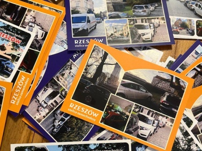 Czy Rzeszów to stolica „samochodozy”? Aktywiści wysyłają do władz wymowne pocztówki