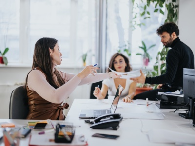 Koleżanka zarabia mniej niż kolega zza biurka? Sąd wyrówna różnice między pensjami