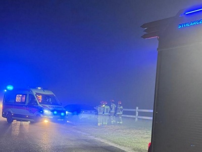 Czołowe zderzenie w Józefowie dwóch samochodów