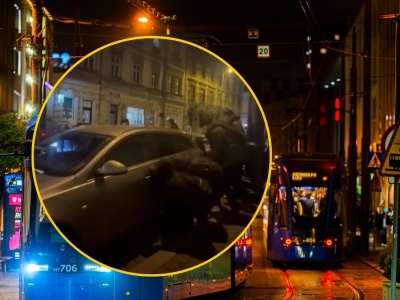Służby nie zdążyły dojechać. Spektakularna akcja pasażerów w Krakowie