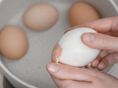 Wrzuć do gotowania jajek. Skorupka ześlizgnie się niemal sama