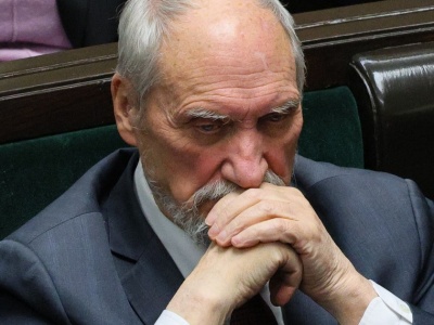 Macierewicz kreuje się na męczennika. Ale z tego powodu mu się to nie uda