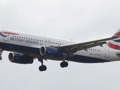 Pasażer na gapę w samolocie z Londynu. 