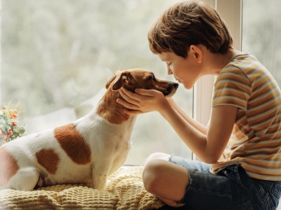 Dorastanie z psem ma pozytywny wpływ na zdrowie psychiczne dziecka. Nowe badanie