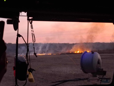 Wypalacze traw z Podkarpacia muszą się trzymać za kieszeń. Zmiana prawa od stycznia – pierwszego miesiąca sezonu podpaleń
