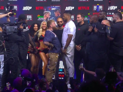 Joshua stanął oko w oko z Paulem na ceremonii ważenia. Ależ dysproporcja!