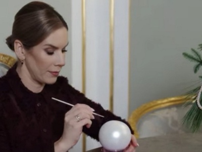 Pierwsza dama pokazała bombkę, którą sama stworzyła. Za tym kryje się wzruszająca historia