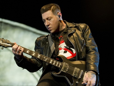 Gitarzysta Avenged Sevenfold zalicza solowy debiut. Posłuchajcie singla Dark Horse