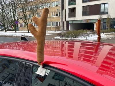 Świąteczne ozdoby na aucie? Tego policja nie zostawi bez reakcji