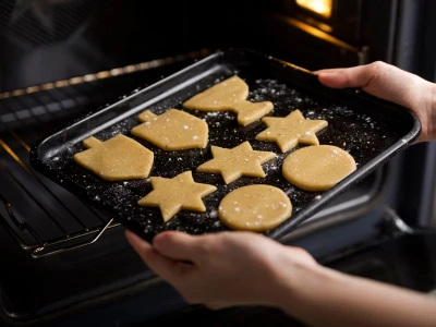 Babcia zdradza trik: posyp blachę do pieczenia tym proszkiem, będzie jak nowa!