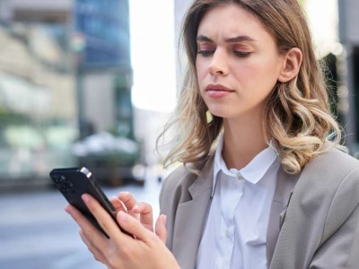 Twój smartfon zdradza więcej, niż myślisz. Te opcje wyłącz od razu po wyjściu domu