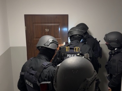 Obiecywali miłość, sprzedawali kobiety. Policja z Łodzi rozbiła gang „loverboyów”